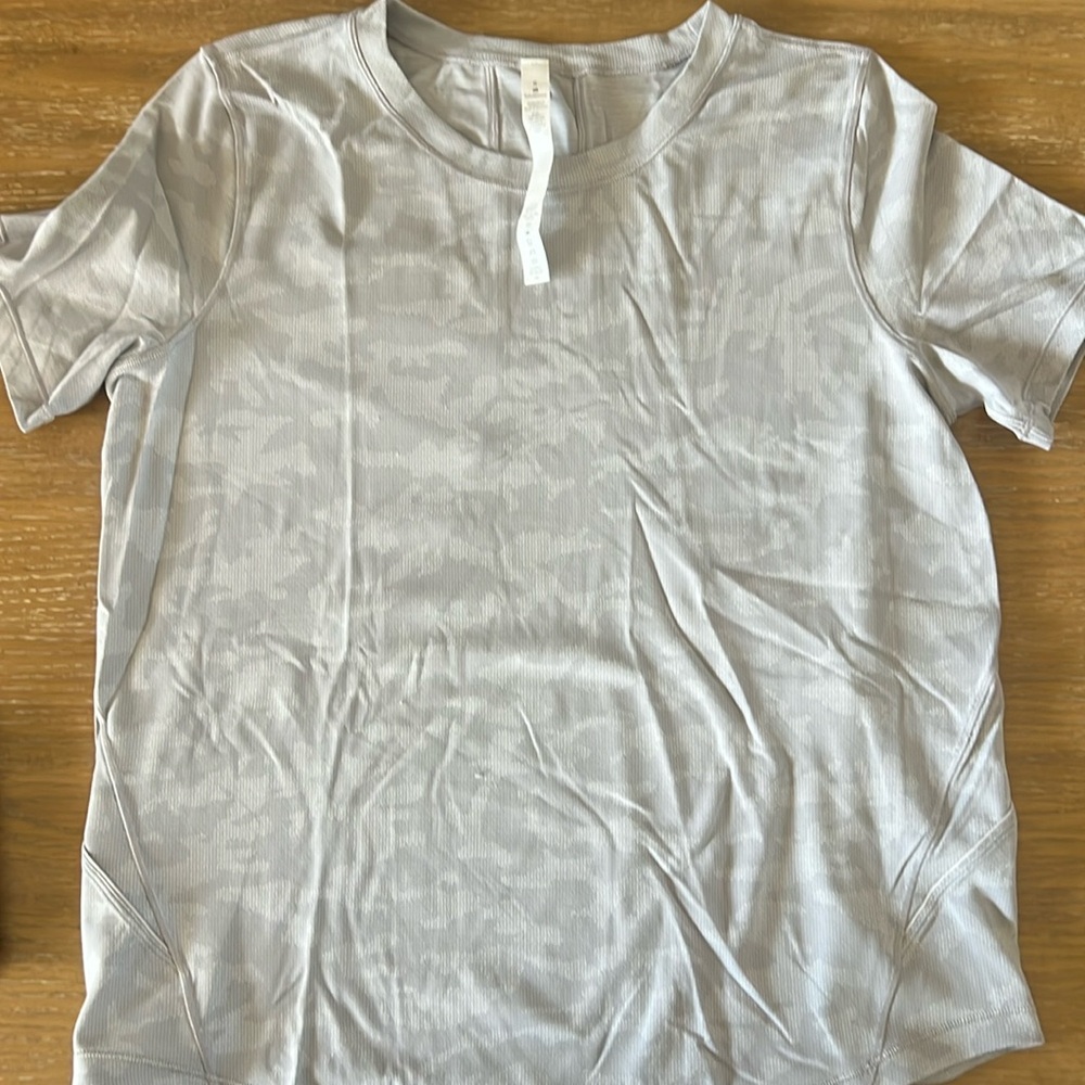 lululemon short sleeve light gray camo - Size 8